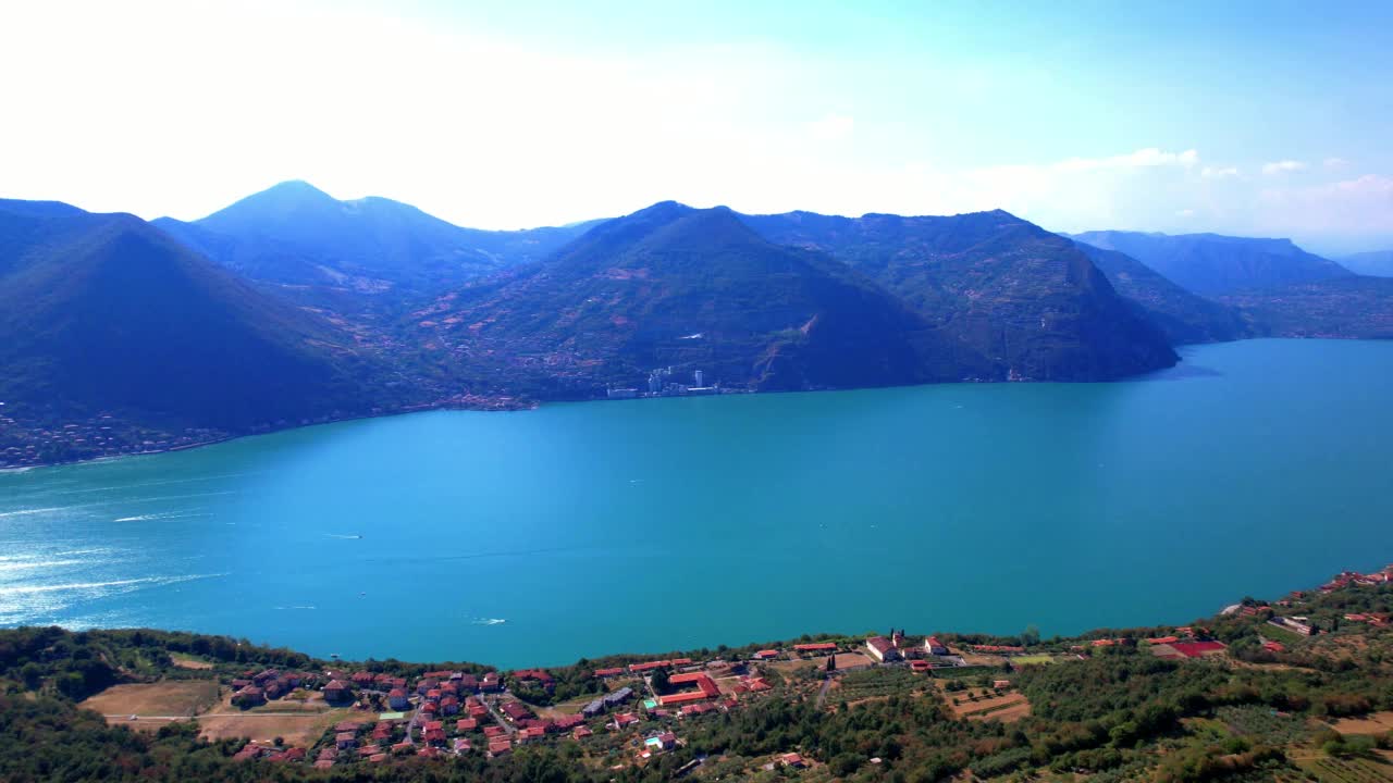 风景浪漫的意大利湖泊- Lago Iseo无人机镜头视频素材