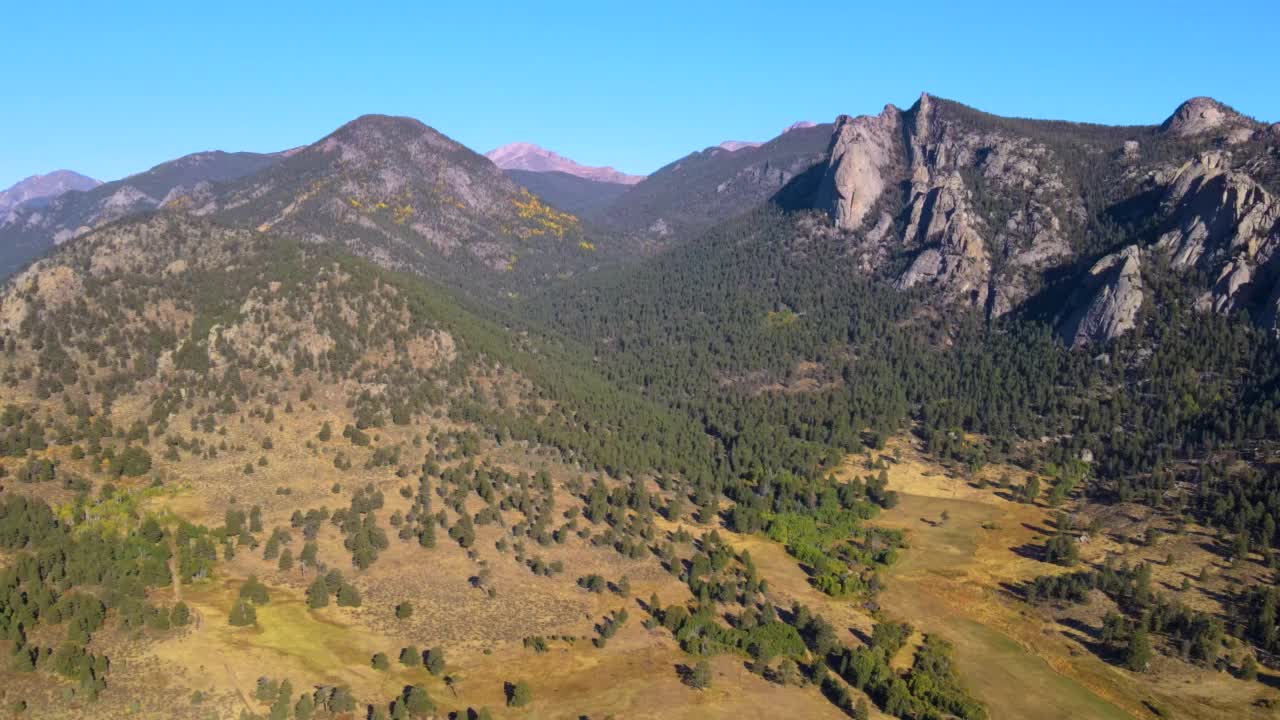 落基山国家公园的全景从埃斯特斯公园山脉在秋天日出后视频素材