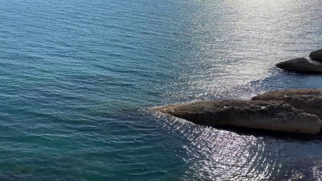 海浪和海岸岩石。视频素材