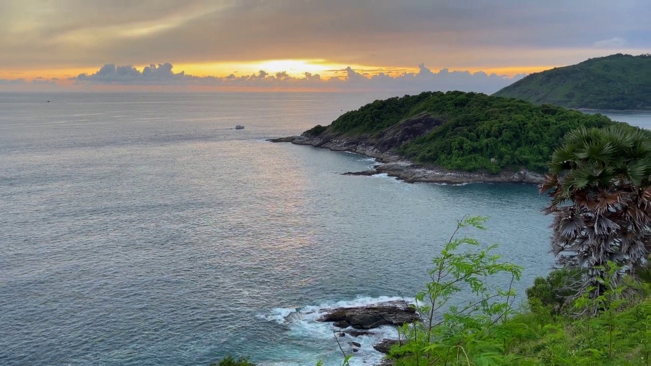 在泰国普吉岛的神奇日落天空的海岸平静的海洋视频素材