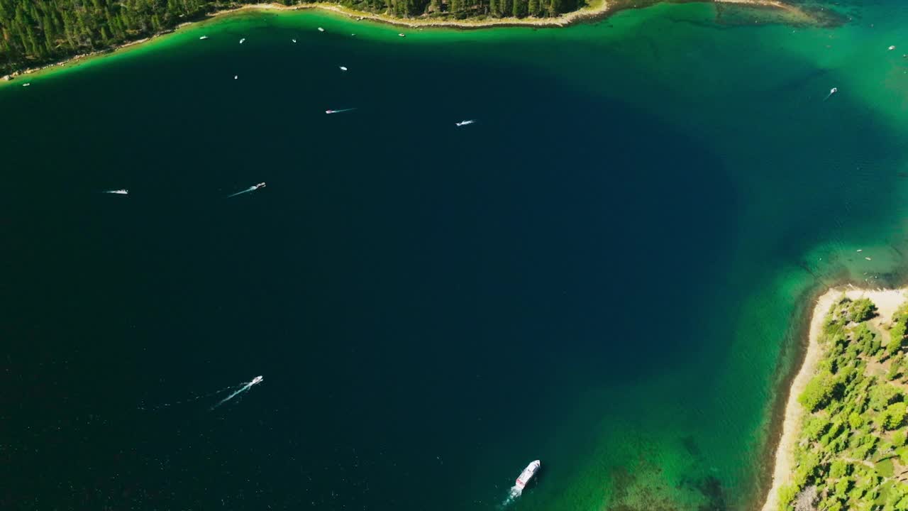 中间是深蓝色，太浩湖岸边的水是海蓝宝石。小船和游艇在湖边航行。空中的视角。视频素材