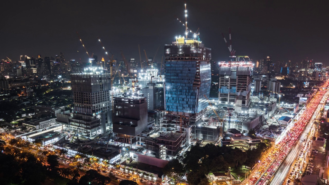 亚洲城市道路上建筑工地、汽车交通运输的昼夜动态。先进的建筑技术，繁忙的市中心城市景观，发展的工业国家理念视频素材