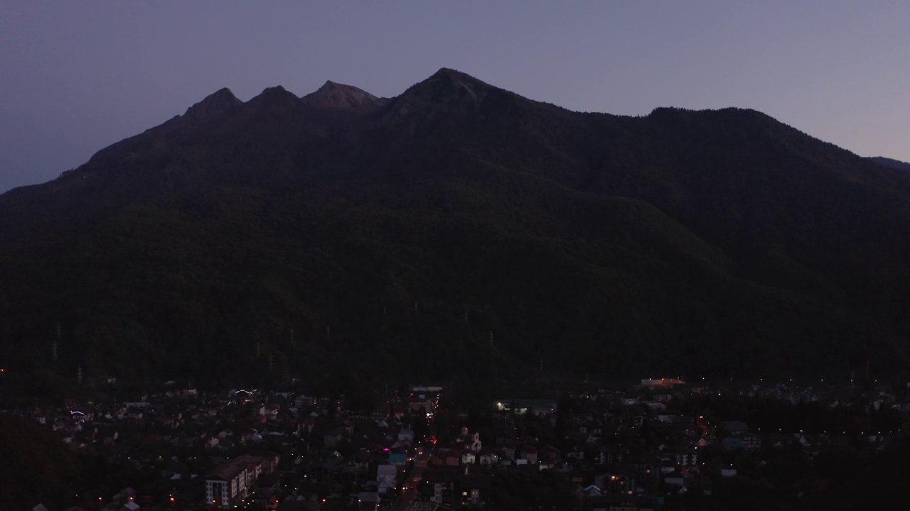 从空中俯瞰夜景的旅游村与发光的灯光视频素材