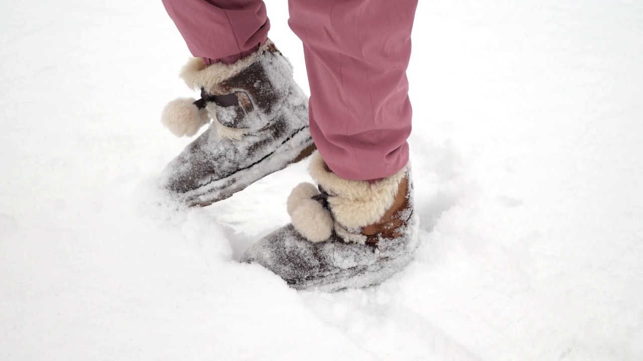 小女孩走在雪地上视频素材