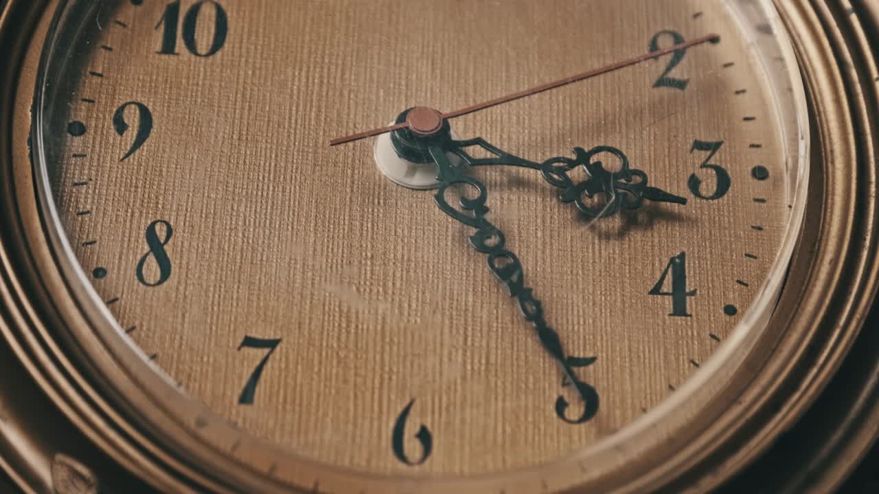 老式复古挂钟与移动的秒针，特写视频素材
