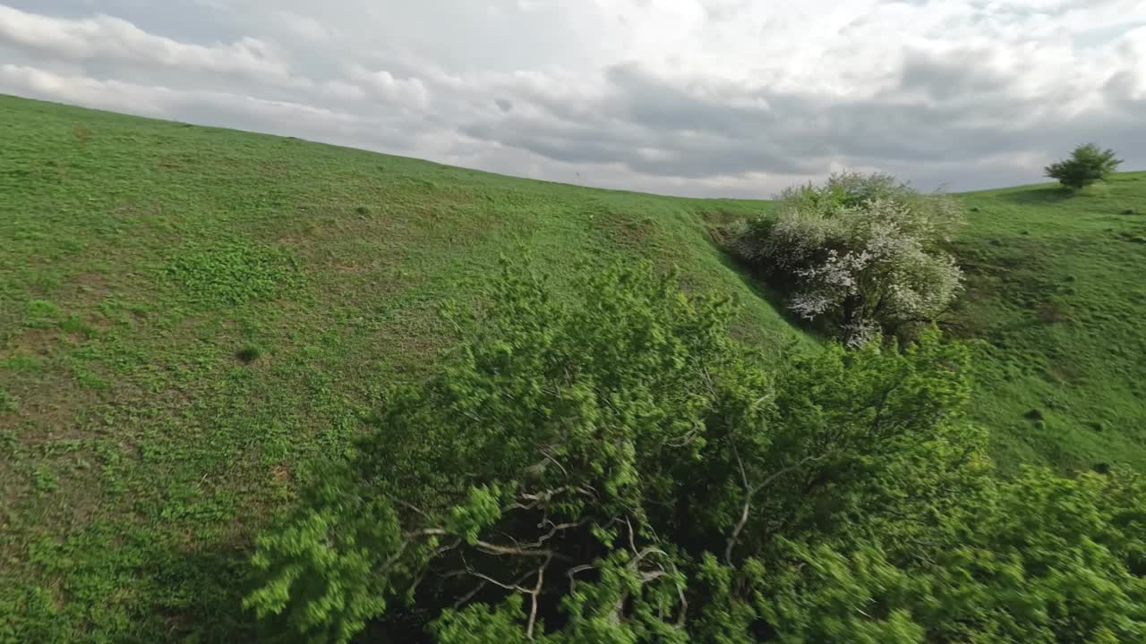 鸟瞰图高加索骑手在传统的穿着骑马在山区丘陵地形景观视频素材