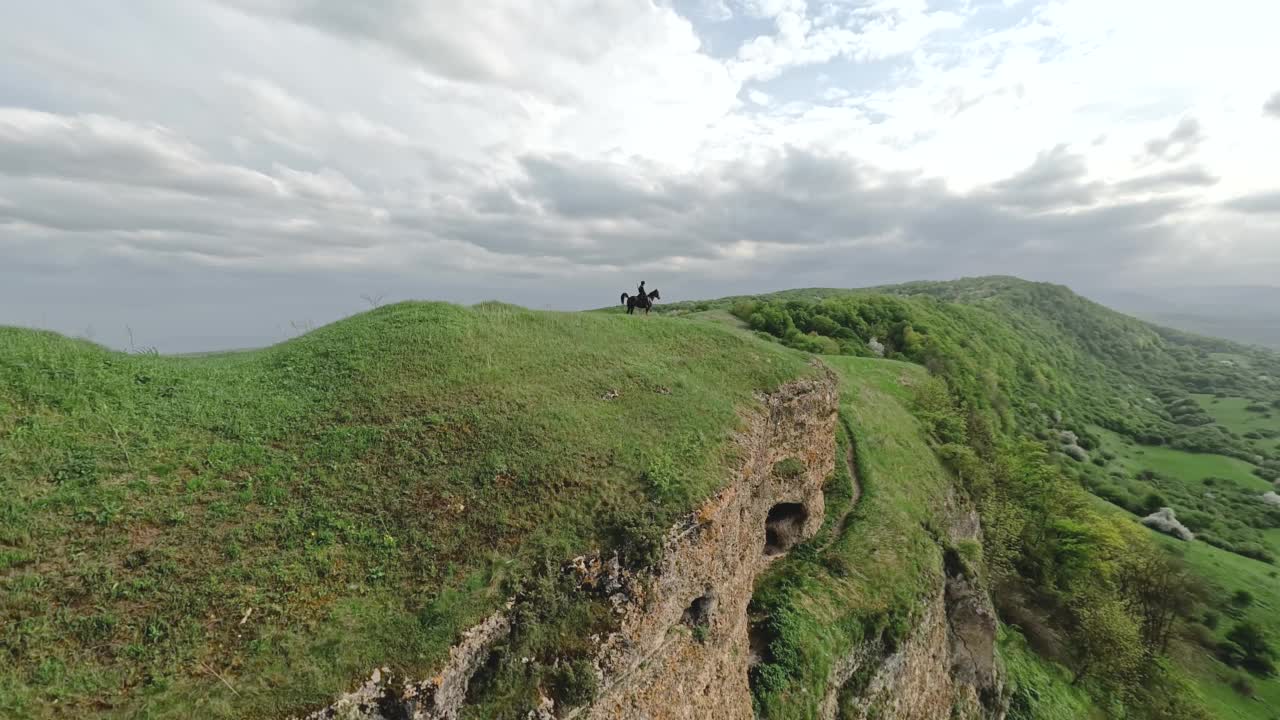 空中全景白种人穿着传统服装骑在马背上欣赏山景视频素材