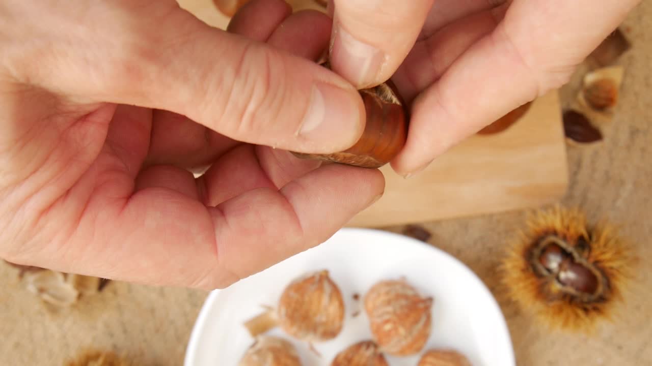 可食用的烤栗子去皮。视频素材