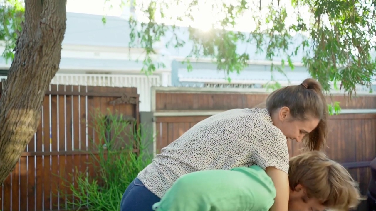 夏天，笑着的年轻女子被她男朋友背在背上视频素材