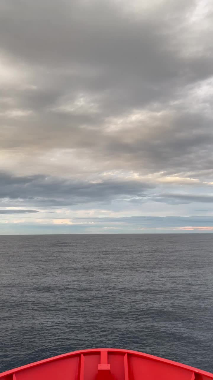 橙色海船垂直航行视频素材