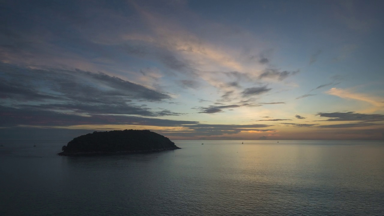 时间流逝日落，许多船只载着游客去看日落。在海的中央有山视频素材