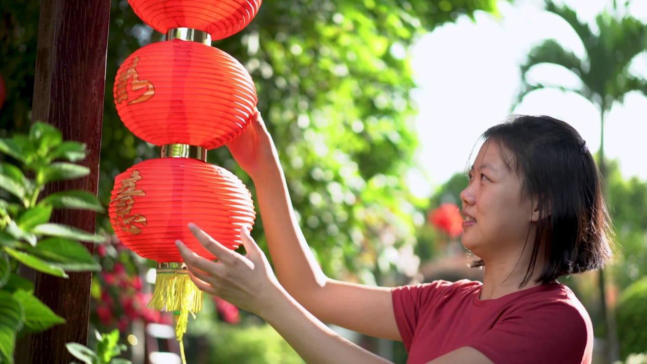 亚洲妇女装饰房子庆祝中国新年视频素材