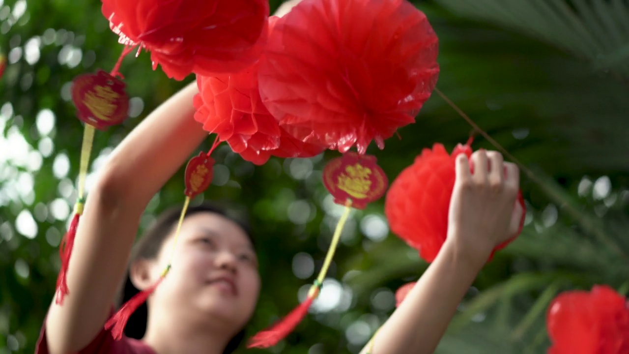 亚洲妇女装饰房子庆祝中国新年视频素材