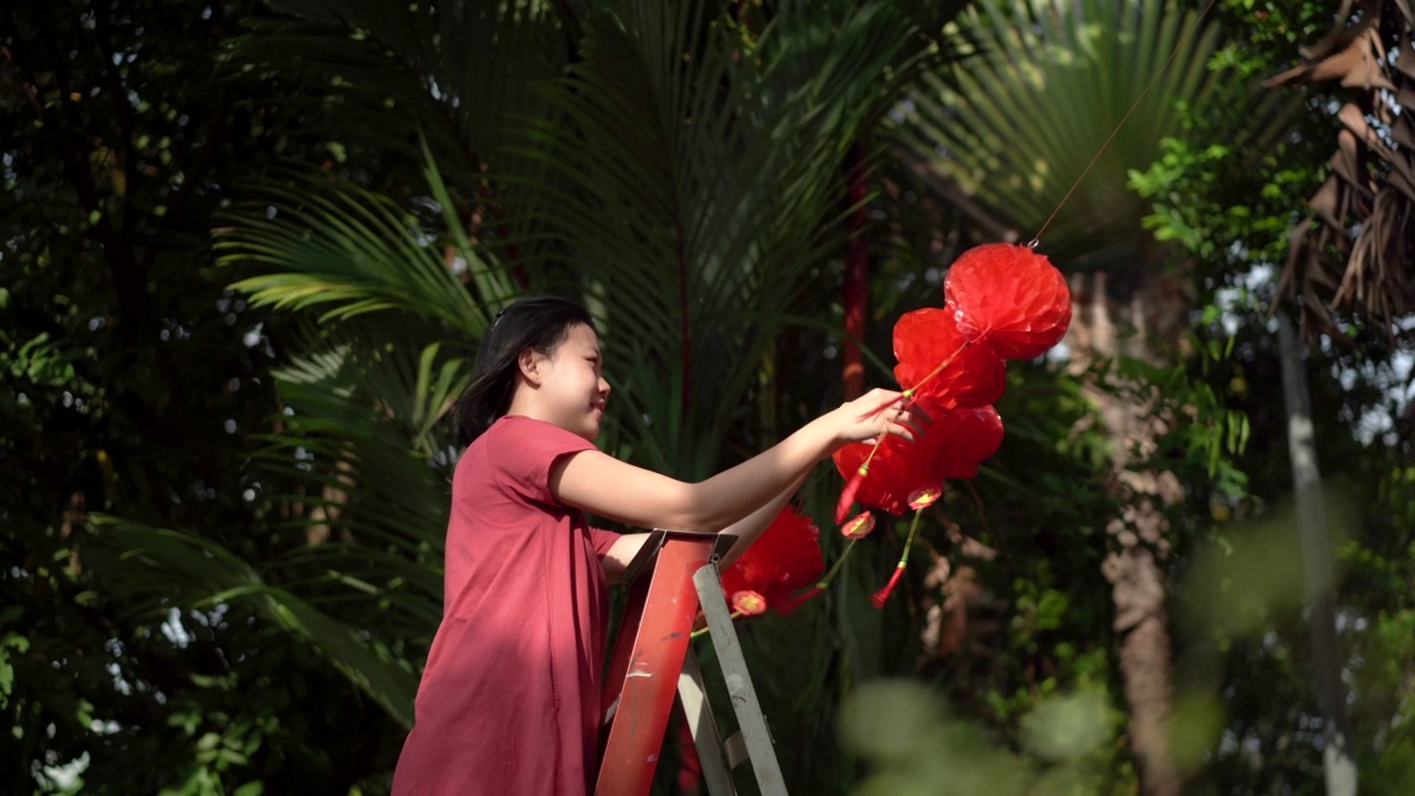 亚洲妇女装饰房子庆祝中国新年视频素材