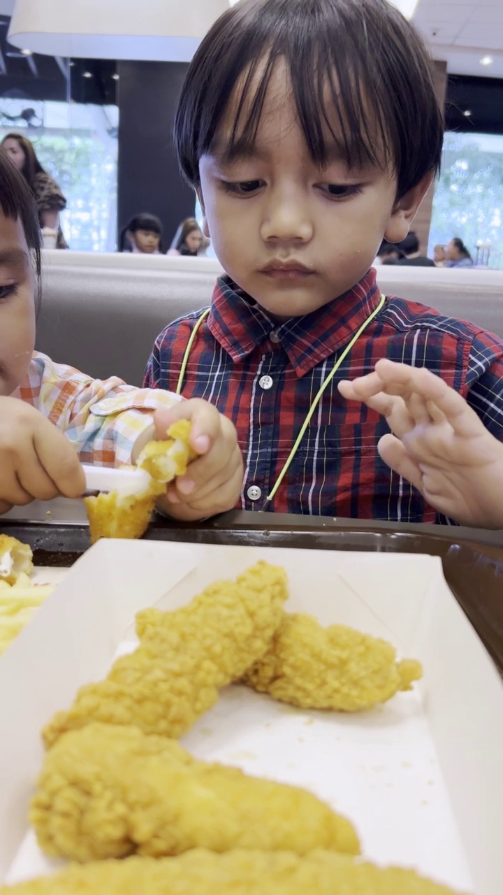 孩子们在享受午餐炸鸡。视频素材