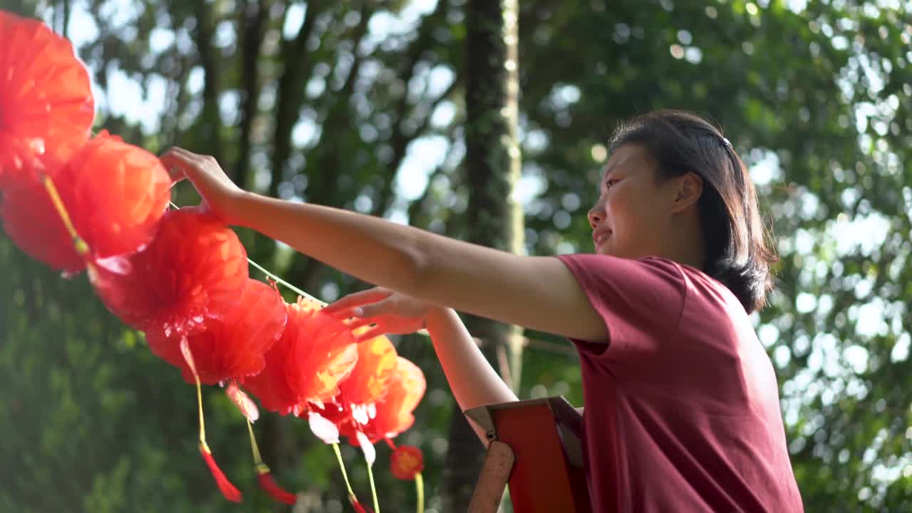 亚洲妇女装饰房子庆祝中国新年视频素材