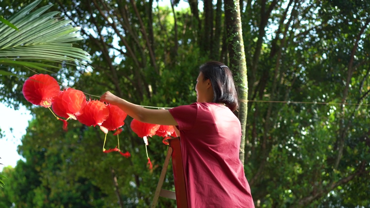 亚洲妇女装饰房子庆祝中国新年视频素材