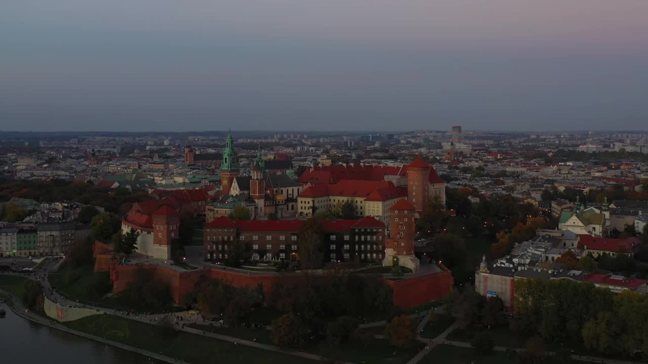 波兰Kraków Wawel的鸟瞰图。克拉科夫秋天的黄昏。圣斯坦尼斯劳斯和温塞斯劳斯的皇家大教堂。视频素材