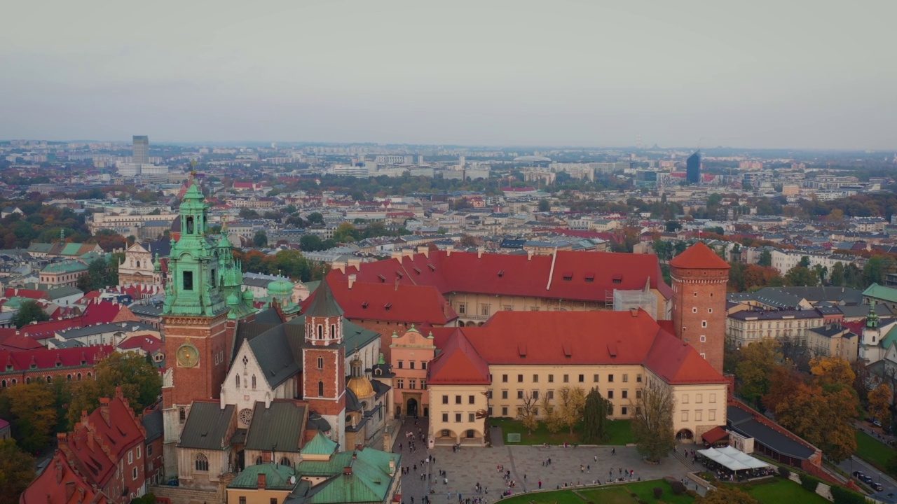 波兰Kraków的鸟瞰图。秋天的日落。克拉科夫。Wawel。视频素材