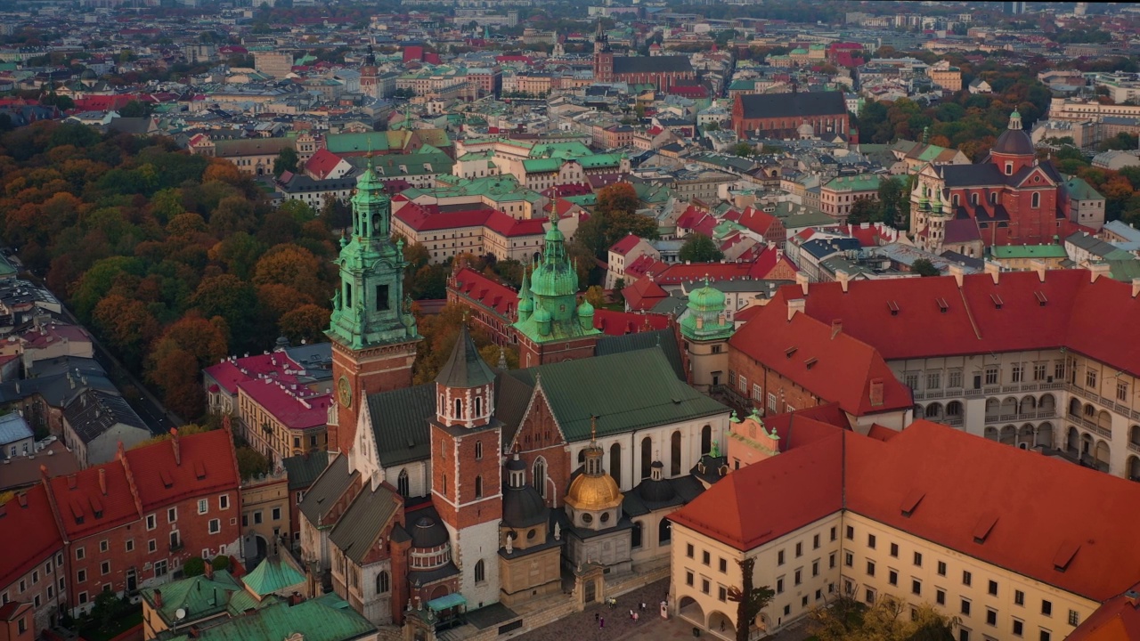 波兰Kraków的鸟瞰图。秋天的日落。克拉科夫。Wawel。视频素材