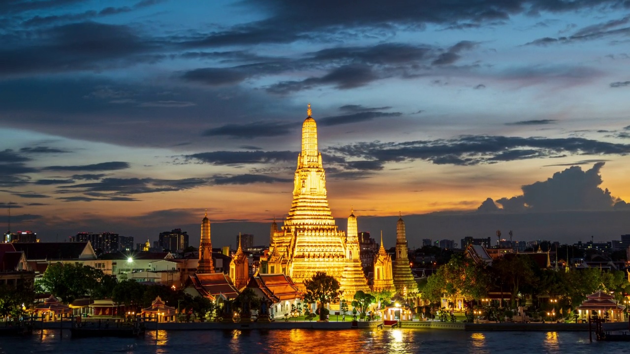 从白天到夜晚，时间流逝，美丽的日落天空和后面的Wat Arun Ratchawararam Ratchaworamahawihan，泰国曼谷视频素材