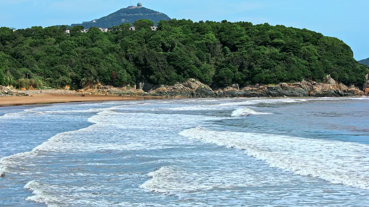 舟山的海浪和海滩与山视频素材