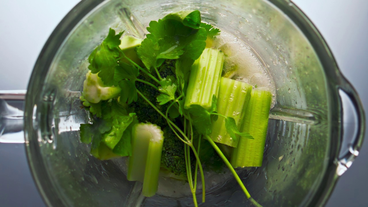 在搅拌器里的蔬菜片准备用超慢动作特写。视频素材