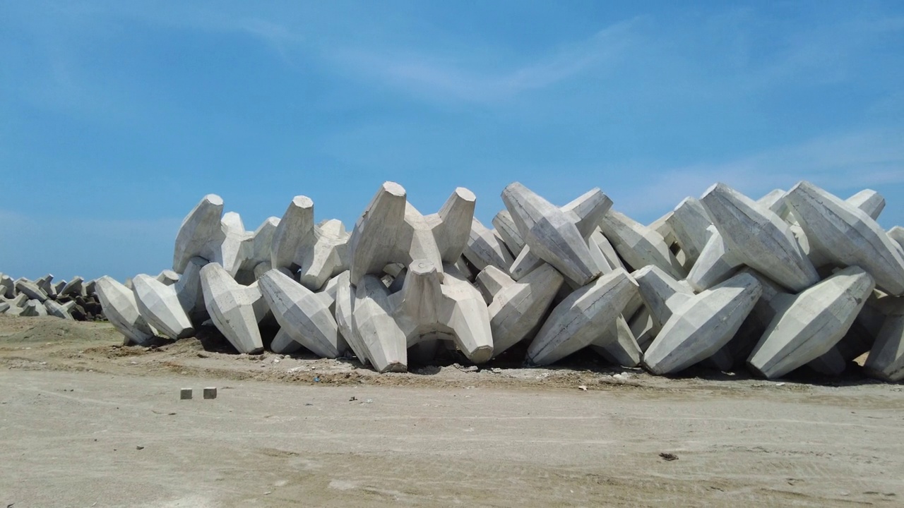 泰米尔纳德邦Kanyakumari地区的Thengapattanam港，海浪阻挡器视频素材