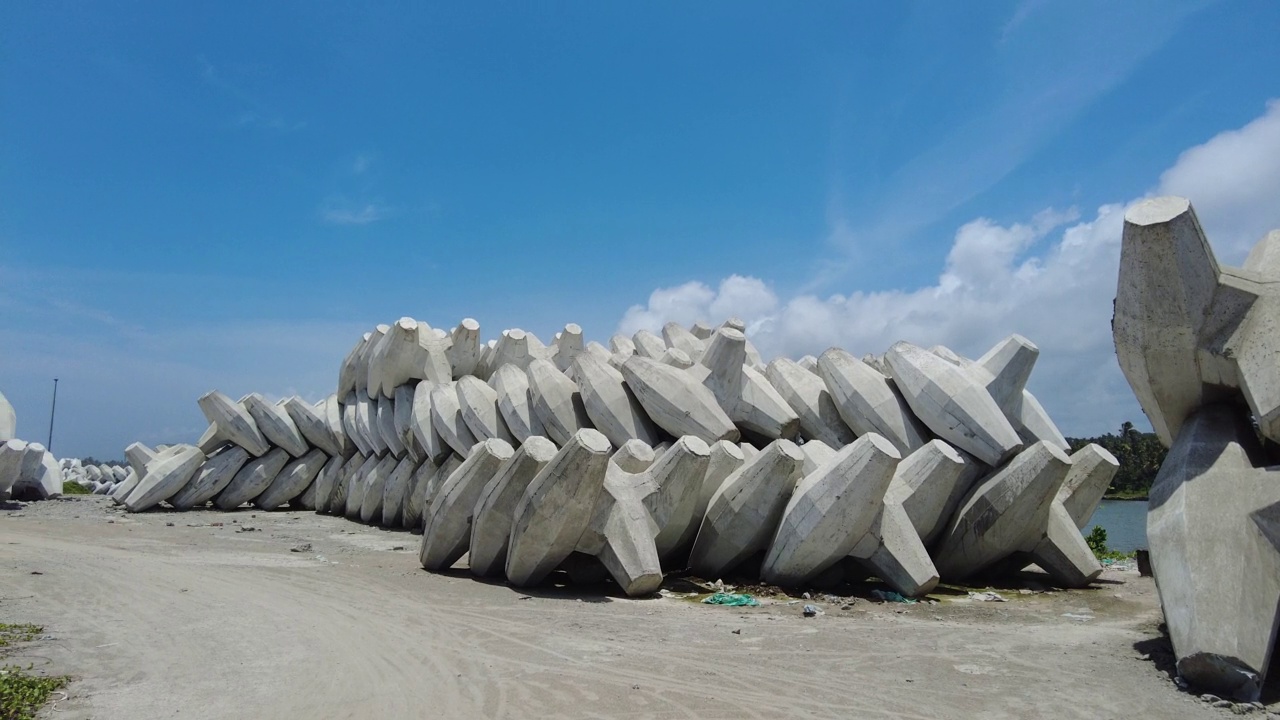 泰米尔纳德邦Kanyakumari地区的Thengapattanam港，海浪阻挡器视频素材