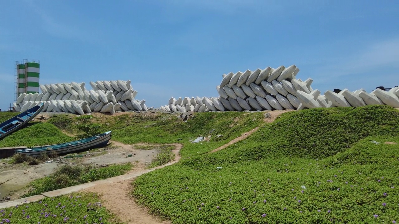 泰米尔纳德邦Kanyakumari地区的Thengapattanam港，海浪阻挡器视频素材