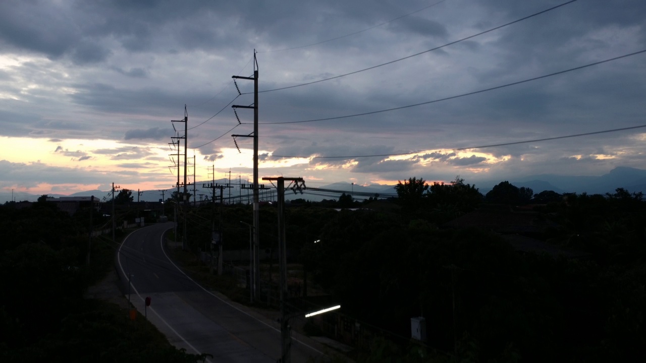 时间流逝的美丽景色，日落的天空在山峦和乡村的阴影下。自然景观背景。视频素材