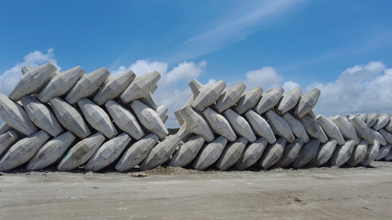 泰米尔纳德邦Kanyakumari地区的Thengapattanam港，海浪阻挡器视频素材