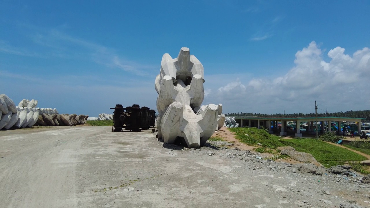 泰米尔纳德邦Kanyakumari地区的Thengapattanam港，海浪阻挡器视频素材