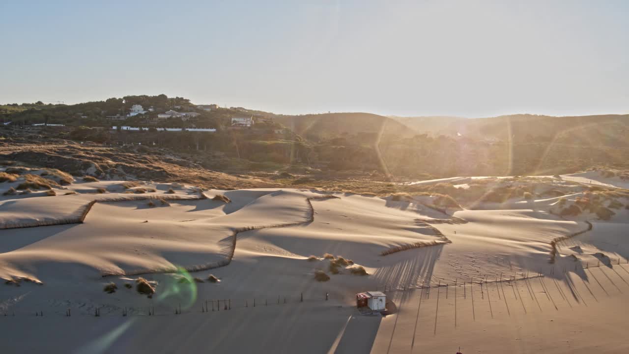 抽象鸟瞰图的海滩和海浪背景在葡萄牙视频素材