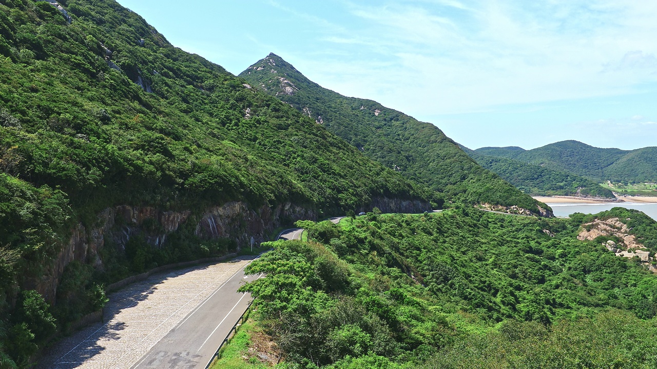 汽车穿过弯弯曲曲的山路视频素材