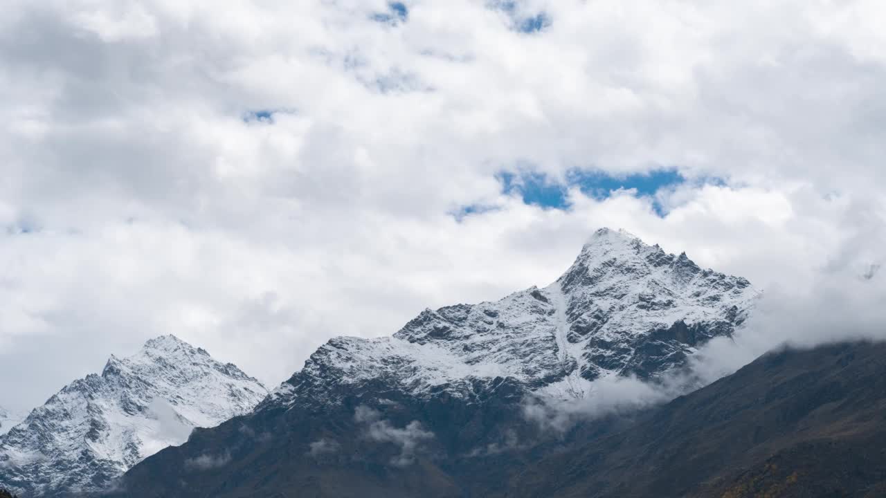 从印度喜马偕尔邦拉豪尔斯皮提地区的基隆看，积雪覆盖的山峰上空的云层延时。白雪覆盖的山峰上飘着白云。视频素材