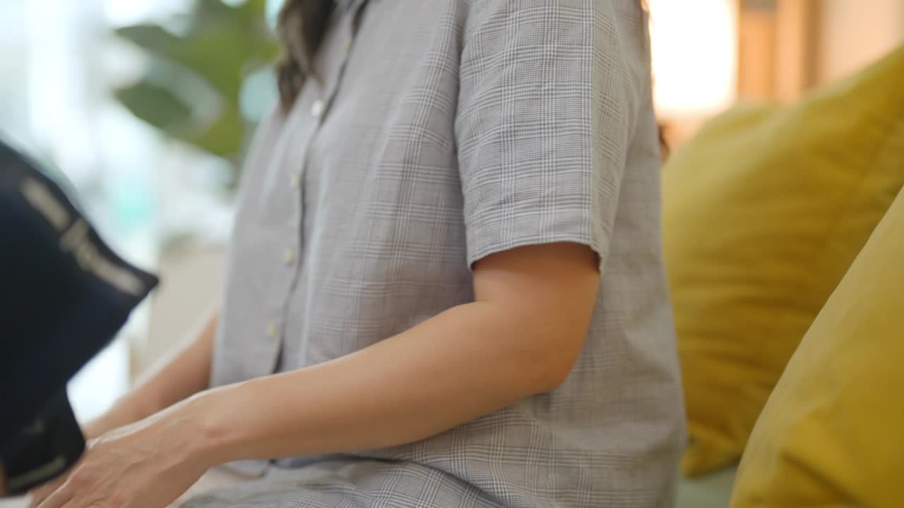 年轻的女医生在敬老院看望一位老年妇女。视频素材