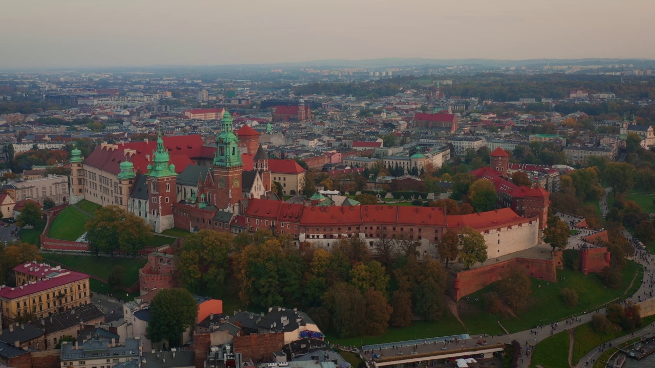 波兰Kraków的鸟瞰图。秋天的日落。克拉科夫。Wawel。视频素材