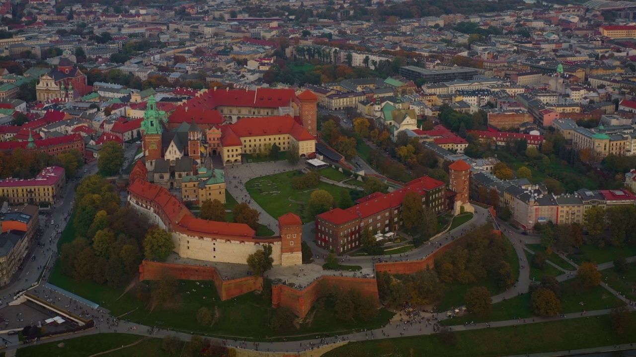 波兰Kraków的鸟瞰图。秋天的日落。克拉科夫。Wawel。视频素材