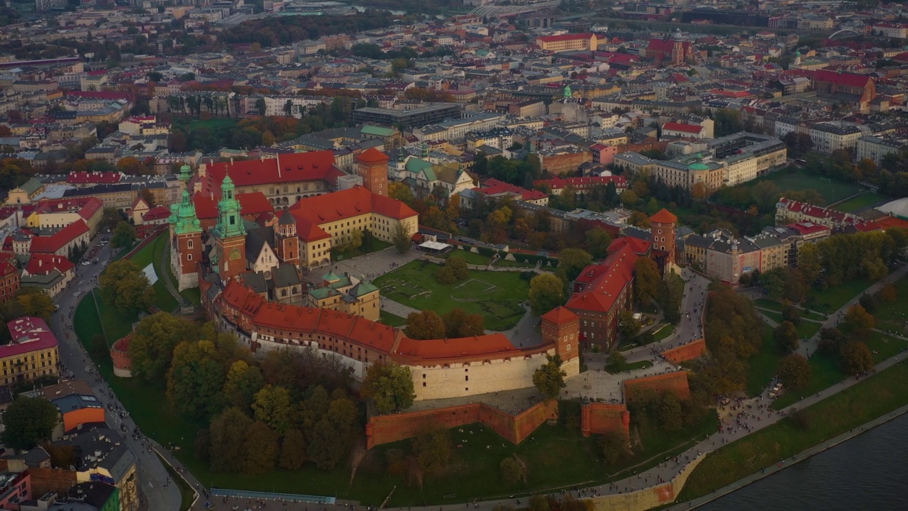 波兰Kraków的鸟瞰图。秋天的日落。克拉科夫。Wawel。视频素材