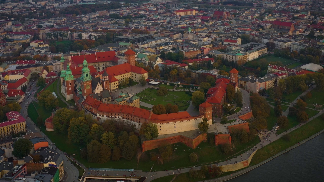 波兰Kraków的鸟瞰图。秋天的日落。克拉科夫。Wawel。视频素材