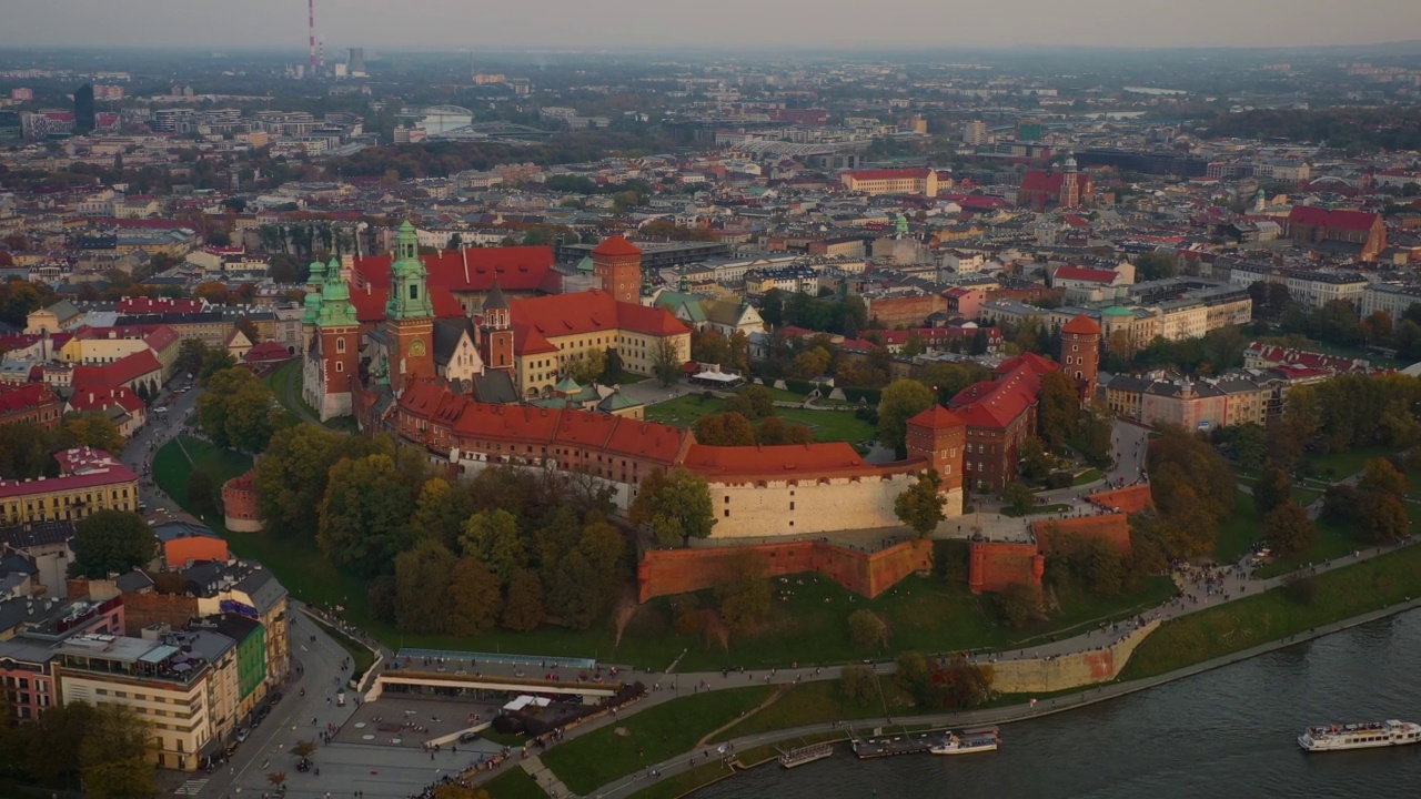 波兰Kraków的鸟瞰图。秋天的日落。克拉科夫。Wawel。视频素材