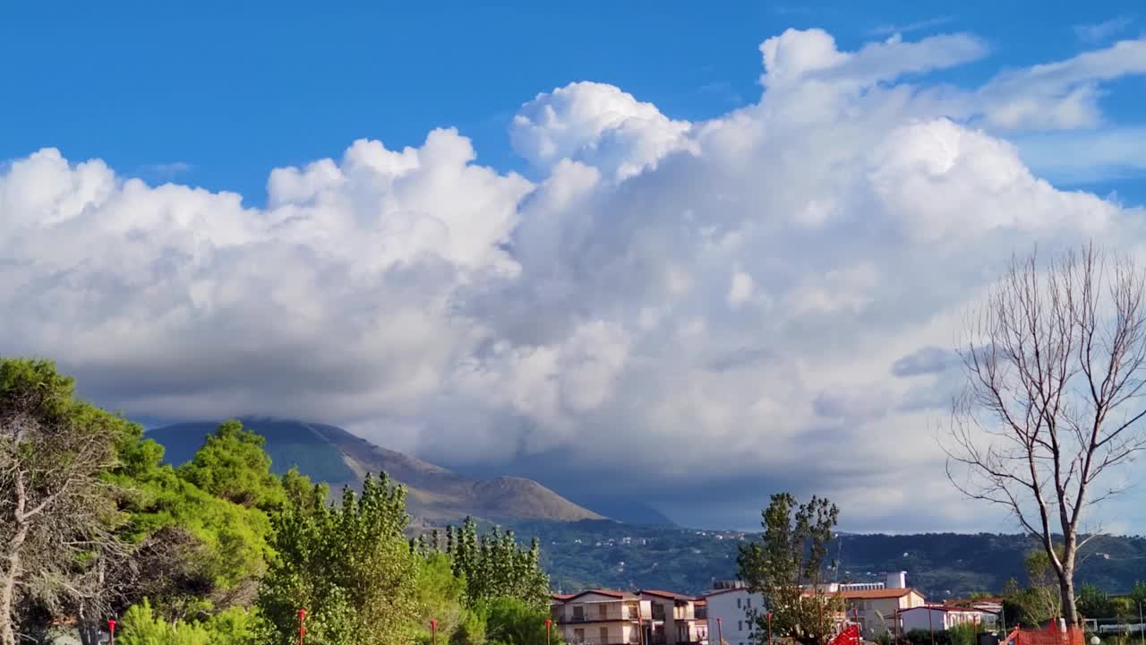 地面上密集云层的运动。高山从覆盖大地的云层中萌芽。一次圈视频素材