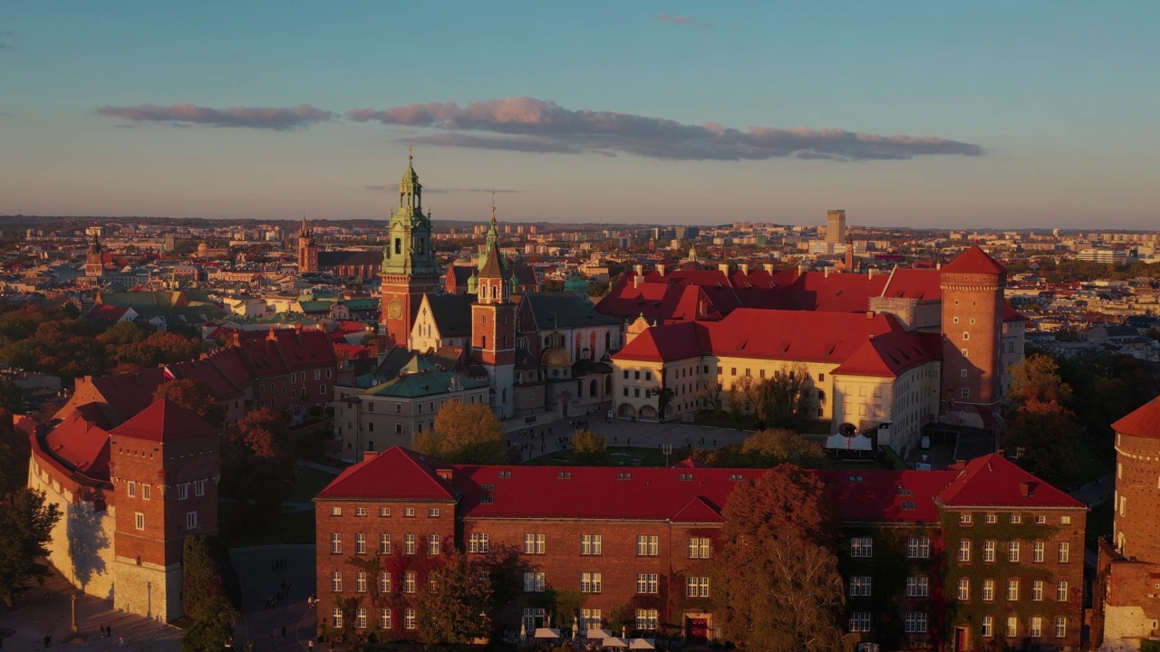 波兰Kraków的鸟瞰图。秋天的日落。克拉科夫。视频素材