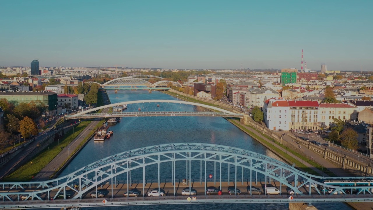 波兰Kraków的鸟瞰图。秋天的日落。克拉科夫的桥梁视频素材