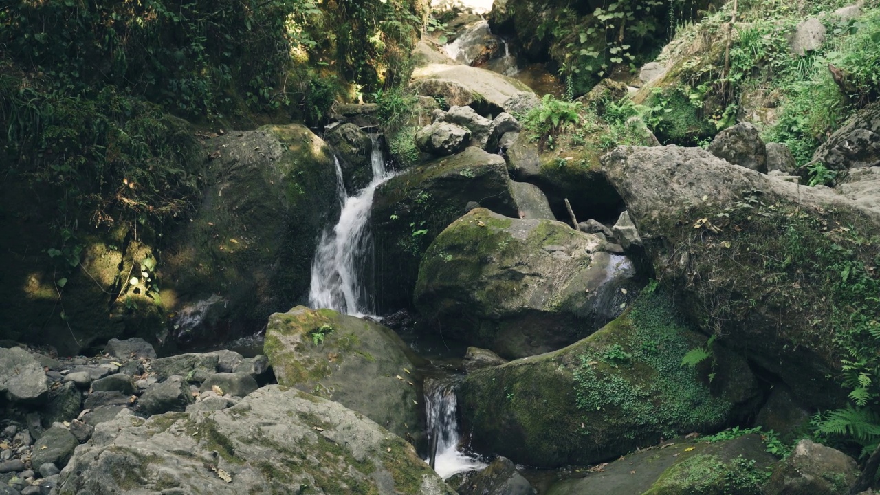 水从大山的石头上流下来。视频素材