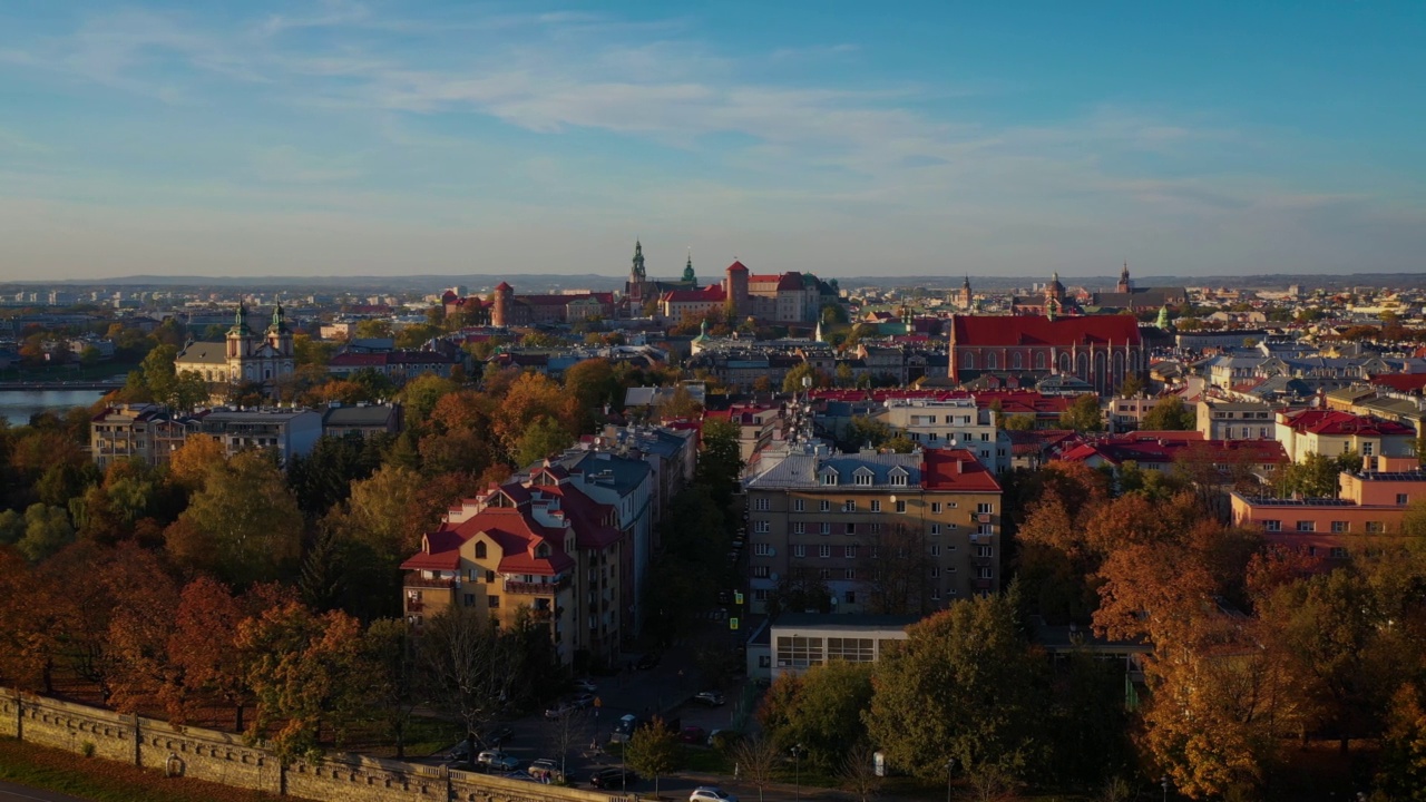 波兰Kraków的鸟瞰图。秋天的日落。视频素材