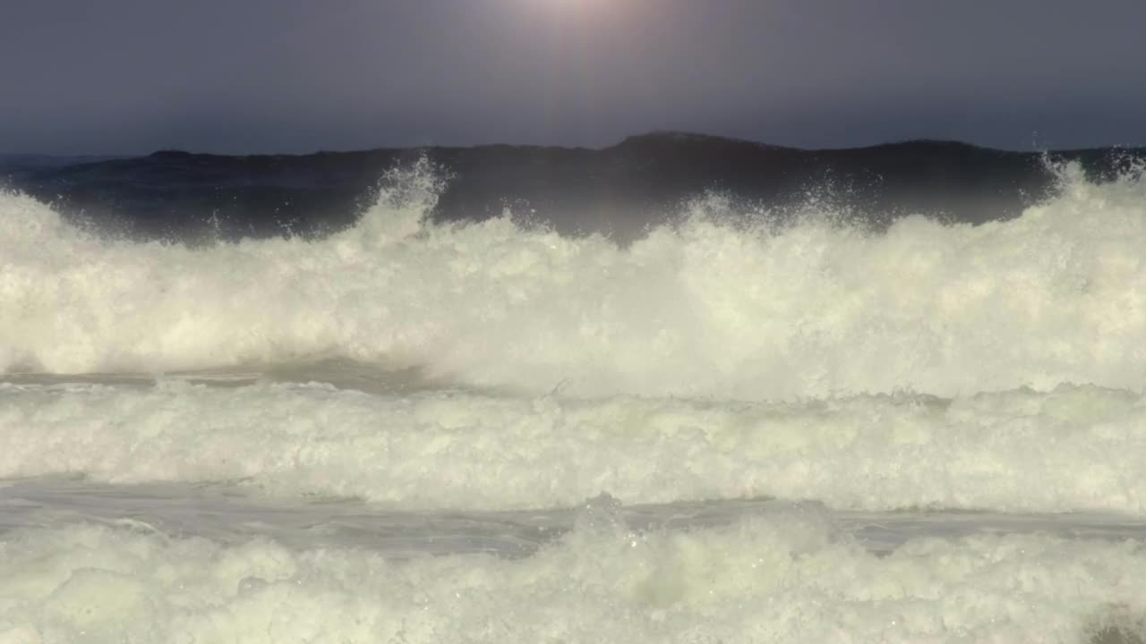 巨浪冲向海岸视频素材