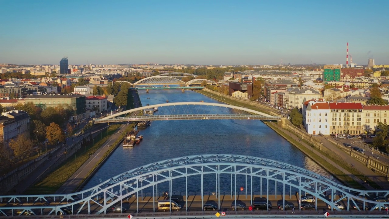 波兰Kraków的鸟瞰图。秋天的日落。克拉科夫的桥梁视频素材