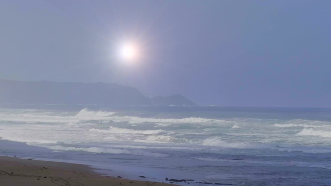 太阳从悬崖和海浪上升起视频素材